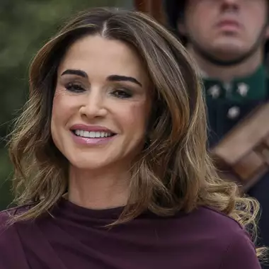 Ράνια της Ιορδανίας | Αγκαλιά με την εγγονή της, πριγκίπισσα Iman, στη χριστουγεννιάτικη κάρτα της βασιλικής οικογένειας