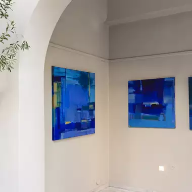 Ο Ενδιάμεσος Χώρος | Η νέα έκθεση του Γιάννη Αδαμάκου παρουσιάζεται στον Πόρο