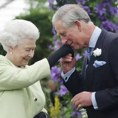 Βασιλιάς Κάρολος | Η αποκάλυψη για τον σκληρό τρόπο που έμαθε ότι η μητέρα του, βασίλισσα Ελισάβετ, έφυγε από τη ζωή