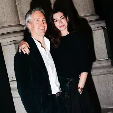 Anne Hathaway | Η σπάνια βραδινή εμφάνιση με τον σύζυγό της και τα πολυτελή κοσμήματα που επέλεξε