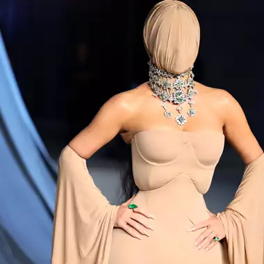 H εμφάνιση της Kim Kardashian σε gala με καλυμμένο πρόσωπο