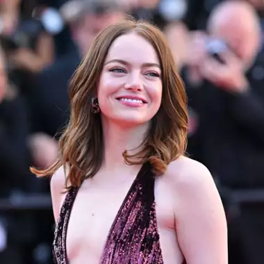 Χρυσές Σφαίρες 2025 | Η δραματική αλλαγή στην εμφάνιση της Emma Stone