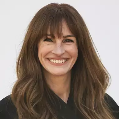 Η Julia Roberts με το χρώμα νυχιών που επιλέγουν τώρα οι πιο κομψές γυναίκες