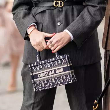 Αυτό είναι το βερνίκι νυχιών που φορούν οι πιο chic γυναίκες τώρα