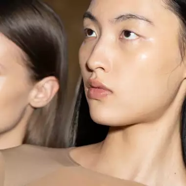 Mocha Mousse | Πώς να εντάξετε το χρώμα του 2025 στο μακιγιάζ σας