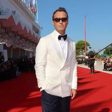 Jude Law | Η σπάνια εμφάνιση της συζύγου του στην παγκόσμια πρεμιέρα της ταινίας του στο Φεστιβάλ Βενετίας