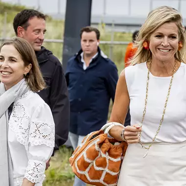 Βασίλισσα Maxima | Η φθινοπωρινή εμφάνιση με τις τρεις κόρες της μετά τις οικογενειακές διακοπές στην Ελλάδα