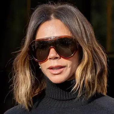 Η Victoria Beckham μόλις υιοθέτησε τη μεγαλύτερη τάση μαλλιών για το 2025