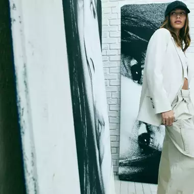 Η νέα καμπάνια της DKNY με τη Hailey Bieber