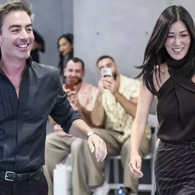 H Laura Kim και o Fernando Garcia αποχωρούν από τον Oscar de la Renta