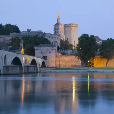 O οίκος Louis Vuitton ταξιδεύει στην Αβινιόν για το show Cruise 2026