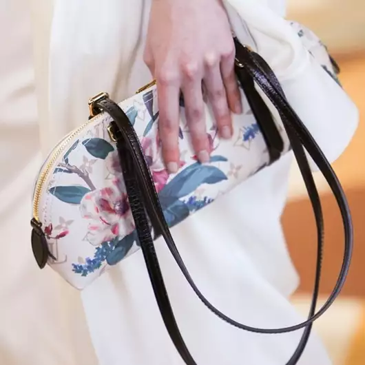 Vanilla Glass Nails | Η νέα τάση στο μανικιούρ που επιλέγουν όλα τα "clean girls" τώρα