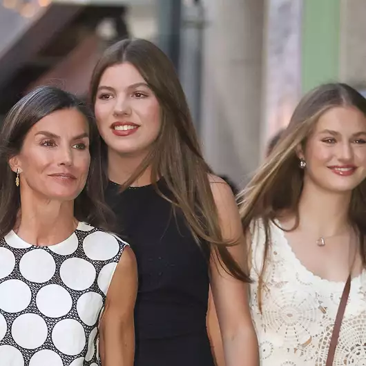 Βασίλισσα Letizia | Κάνει διακοπές με τις κόρες της φορώντας ασορτί σανδάλια