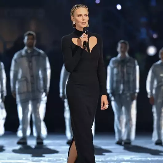 Charlize Theron | Το μήνυμα που έστειλε μέσα από το φόρεμά της στην τελετή έναρξης των Χειμερινών Ολυμπιακών Αγώνων του 2026