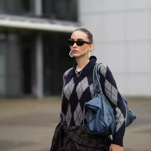 Το argyle πουλόβερ που θα ορίσει τις χειμωνιάτικες εμφανίσεις σας