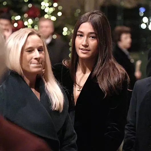 Πιο όμορφη από την Κate Middleton;  Η Senna κόρη της Lady Davina Windsor, ακαταμάχητη στη χριστουγεννιάτικη συναυλία