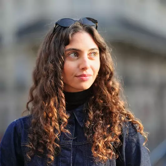 Πριν τον Ύπνο | Η κίνηση-ματ που θα σας χαρίσει ξεκούραστο βλέμμα το επόμενο πρωί