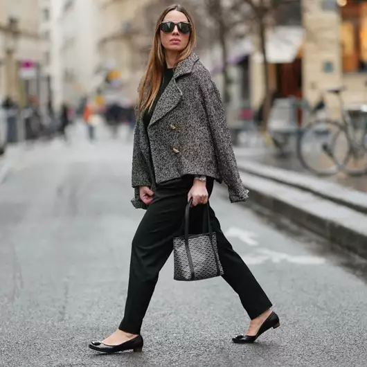 Τα κομψά παντελόνια που αξίζει να αποκτήσετες στις εκπτώσεις 2026