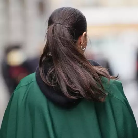 Λεπτή αλογοουρά; Το εύκολο trick με τα δύο λαστιχάκια που διπλασιάζει τον όγκο των μαλλιών σας