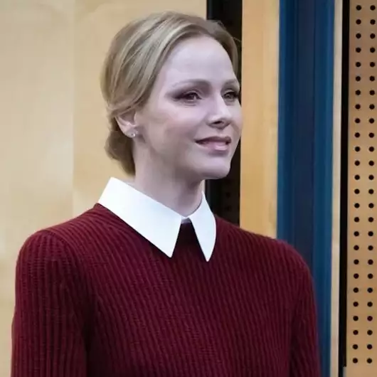 Στο Forum Grimaldi η Charlene του Μονακό επέλεξε το πιο chic πλεκτό φόρεμα με κάπα