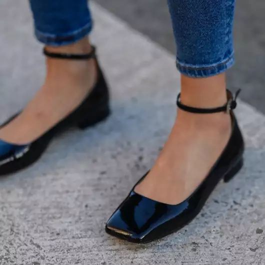 Οι λουστρινένιες μπαλαρίνες που θα σας κάνουν να ξεχάσετε τις γόβες στο ρεβεγιόν