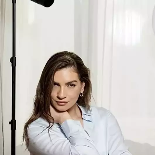 Η Χριστίνα Κανελλοπούλου ανανέωσε το χρώμα των μαλλιών της στο σπίτι [και εμείς μόλις βρήκαμε την πιο effortless βαφή χωρίς αμμωνία για pro αποτέλεσμα]