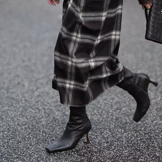 Αυτά τα μαύρα μποτάκια έχουν το ιδανικό τακούνι για κομψές εμφανίσεις από το πρωί ως το βράδυ