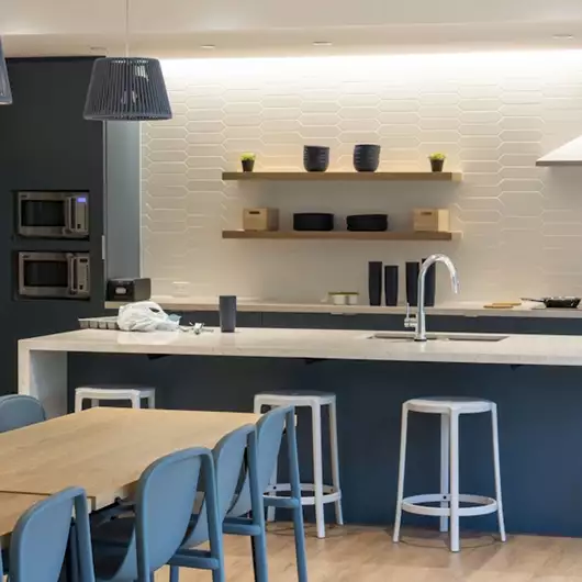 Οργάνωση κουζίνας | Ξεχάστε τα ντουλάπια στον τοίχο και υιοθετήστε την τάση που θα επικρατήσει το 2026