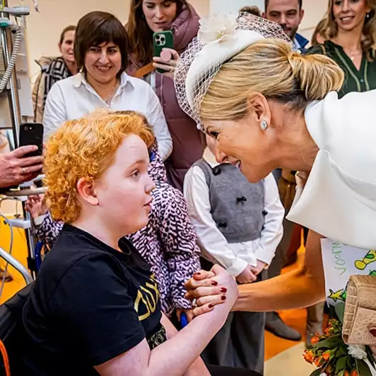Η βασίλισσα Μαξίμα επιλέγει το "Cloud Dancer", το χρώμα της χρονιάς 2026, με μια XL μαργαριταρένια καρφίτσα