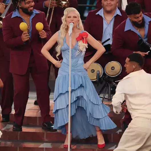 Το μυστικό μήνυμα πίσω από το φόρεμα της Lady Gaga στο ημίχρονο του Super Bowl