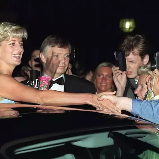 Πριγκίπισσα Diana |  4 φορές που αψήφησε το πρωτόκολλο με "απαγορευμένα" ρούχα
