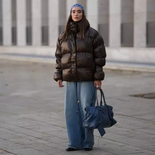 Το καφέ πουπουλένιο μπουφάν που θα φορέσετε και στο γραφείο αυτόν το χειμώνα