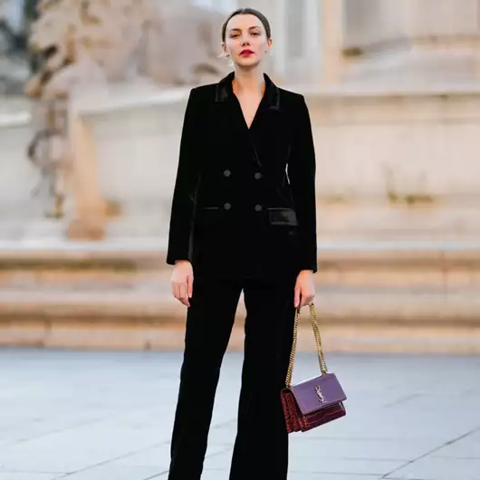 Το timeless βελούδινο κοστούμι που θα αγαπήσετε τα Χριστούγεννα του 2025