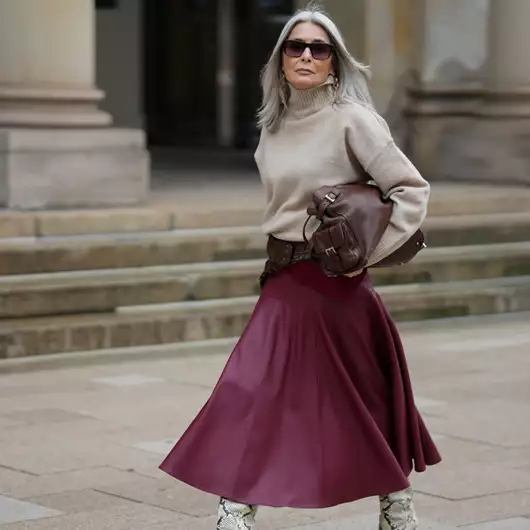 Μακριά μαλλιά μετά τα 50 | Τα stylish κουρέματα που αξίζει να υιοθετήσετε