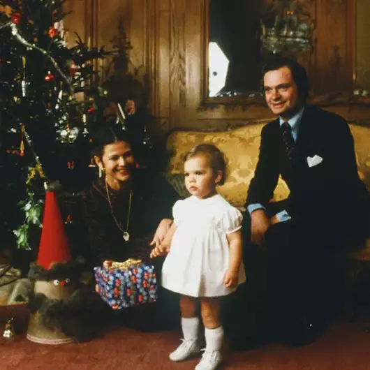 Βασίλισσα Silvia | Τα festive low budget σκουλαρίκια που επέλεξε για να στολίσει το δέντρο στο Παλάτι της Σουηδίας