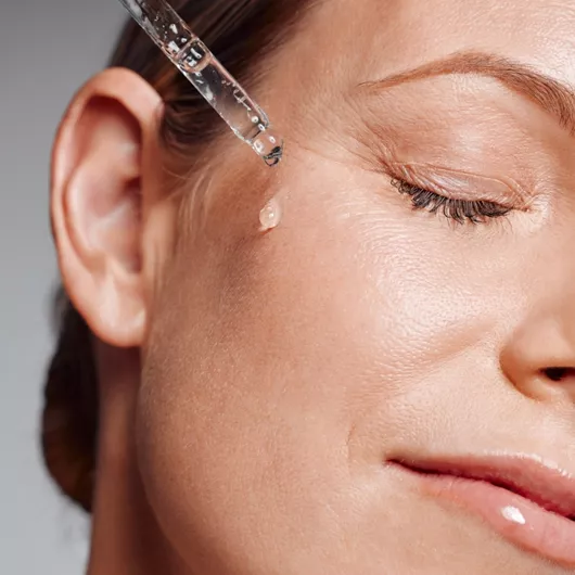 5 αντιρυτιδικοί οροί με bakuchiol, τη φυτική εναλλακτική της ρετινόλης