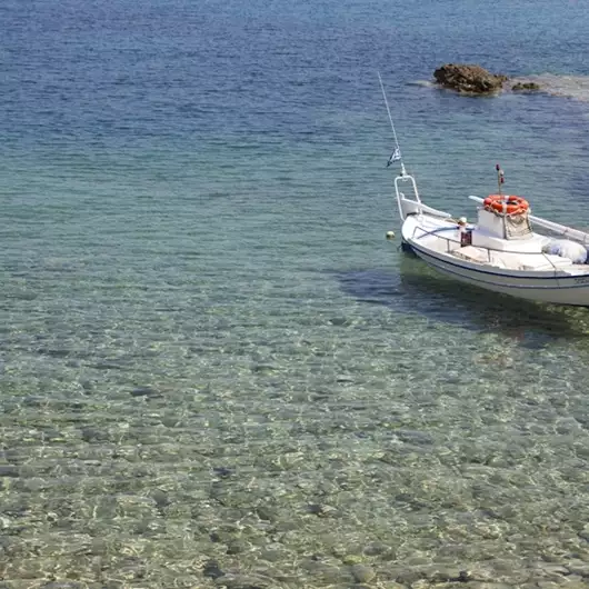 "Ένα σπίτι πωλείται κάτω από 100.000 ευρώ": Το κυκλαδίτικο νησί που σαγηνεύει τους Γάλλους συνταξιούχους