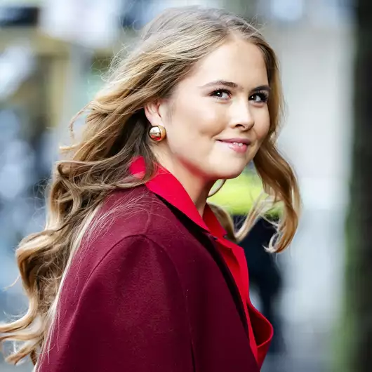 Το maroon κοστούμι της πριγκίπισσας Catharina-Amalia που θα βρείτε σε έκπτωση στη Mango