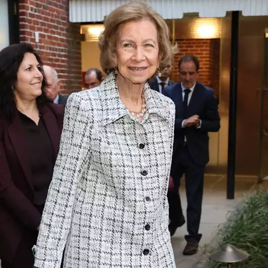 Η βασίλισσα Σοφία στην καλύτερη εμφάνισή της για το 2025 με τουίντ κοστούμι και τα αγαπημένα της μαργαριτάρια