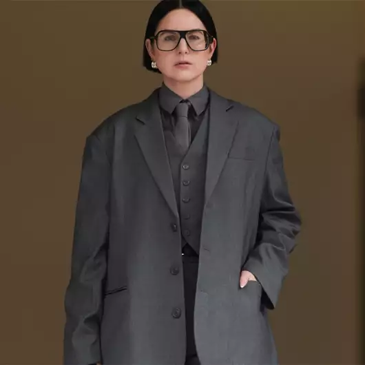 Dressing for the Female Gaze| Τι αποκαλύπτει η συζήτηση ‘Boyfriend is Embarrassing’ για το στιλ