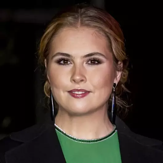 Πριγκίπισσα  Amalia | Έτσι αναβίωσε ιστορικό φόρεμα με φτερά της γιαγιάς της βασίλισσας Βεατρίκης