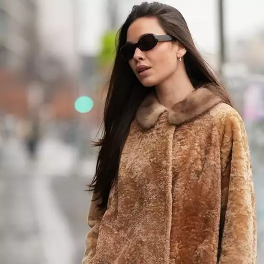 Γιατί το λάδι μαλλιών σας τα κάνει να φριζάρουν περισσότερο όταν βρέχει;