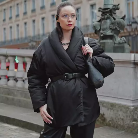 Η stylish ζακέτα που θα σας κρατήσει ζεστή ακόμη και στους -10 βαθμούς Κελσίου