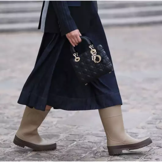 Αυτές οι γαλότσες είναι τόοο κομψές που θα τις φορέσετε και χωρίς να βρέχει