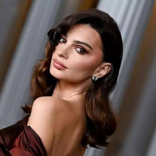 Ερωτευμένη με ελληνικής καταγωγής σκηνοθέτη, η Emily Ratajkowski