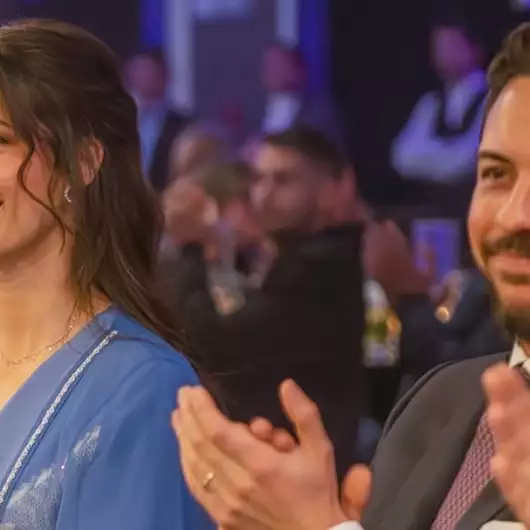 Η πριγκίπισσα Rajwa αναβάθμισε την παραδοσιακή αμπάγια με chic κάπα σε δείπνο στο Αμμάν