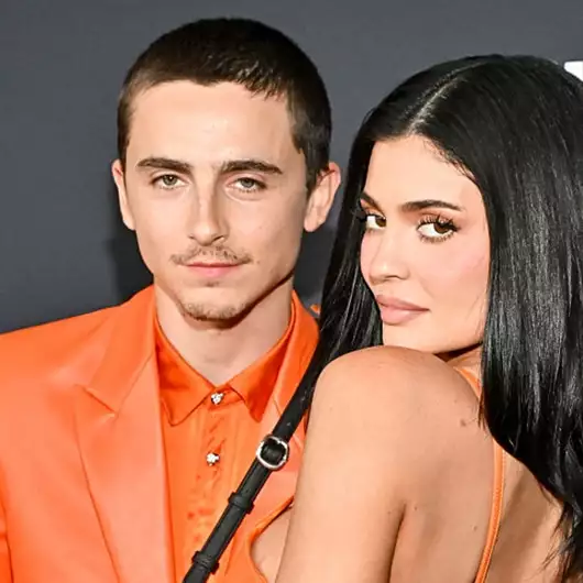 Ο Timothée Chalamet στην αποκλειστική χριστουγεννιάτικη παράδοση της οικογένειας Kardashian-Jenner