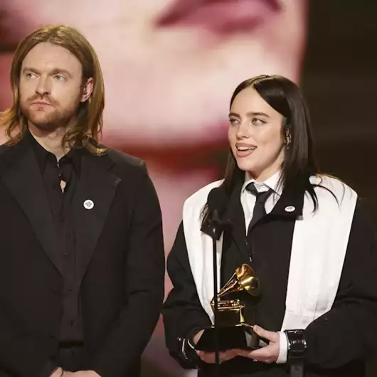 Billie Eilish | H πρώτη κοινή εμφάνιση με τον σύντροφό της στα βραβεία Grammy 2026