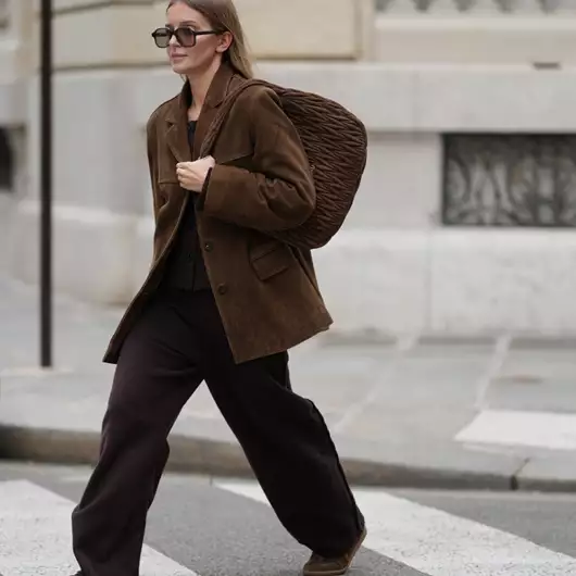 Το καφέ σακάκι που θα φοράτε από το πρωί ως το βράδυ τον χειμώνα του 2025