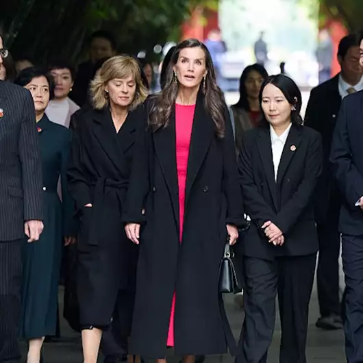 Mυστήριο με το τουίντ φόρεμα που επέλεξε η βασίλισσα Letizia στην Κίνα